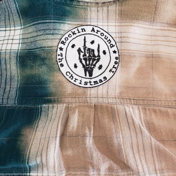 Womens Upcycled Distressed Flannel with "Rockin Xmas Tree" Embroidered Patch XL - Picture 6 of 9